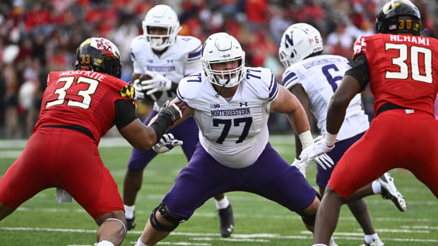 Northwestern offensive tackle Peter Skoronski blocking